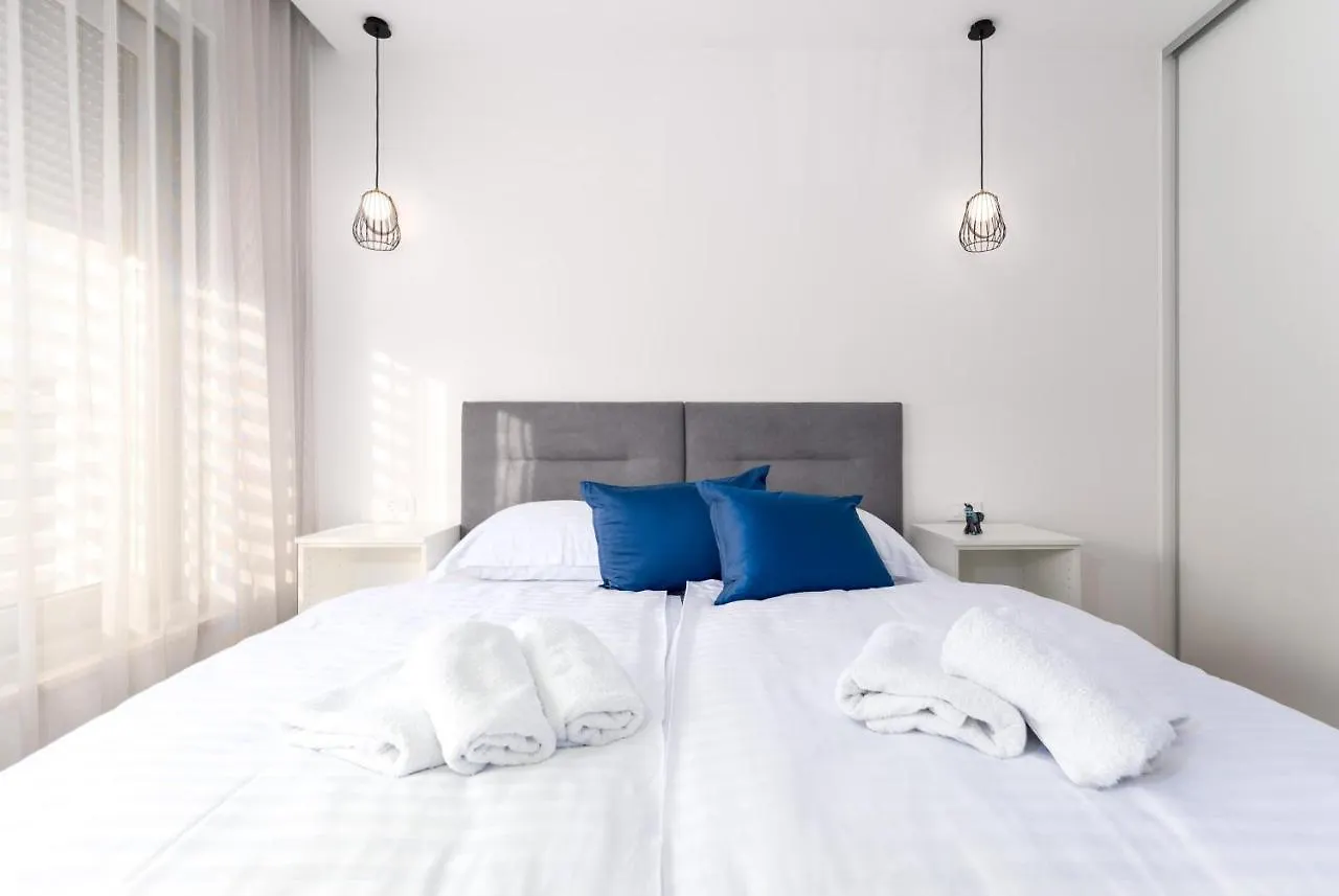 Luxury Semidetached Villa Smokva 1 - Near The Center And Sea - By Traveler Tourist Agency Krk 克尔克