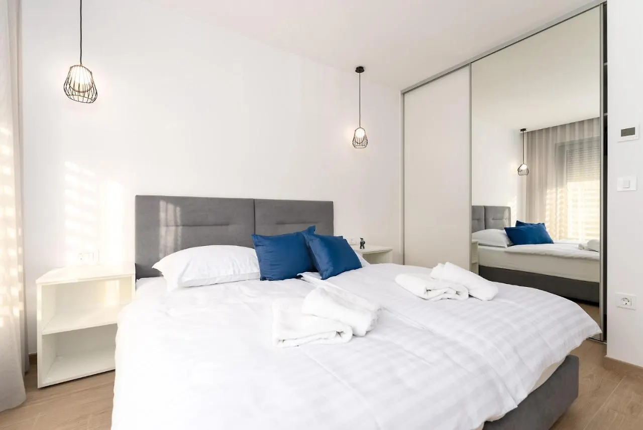 Luxury Semidetached Villa Smokva 1 - Near The Center And Sea - By Traveler Tourist Agency Krk 克尔克