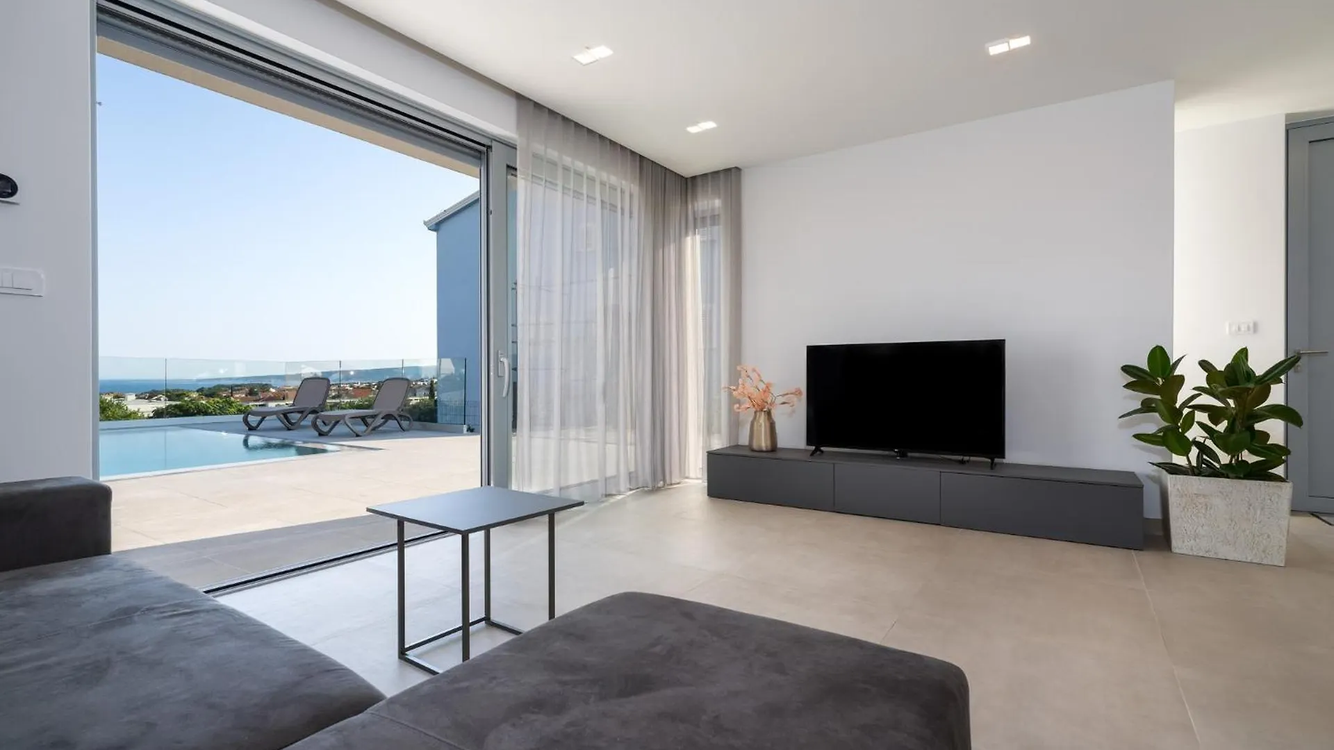 Luxury Semidetached Villa Smokva 1 - Near The Center And Sea - By Traveler Tourist Agency Krk 克尔克 0*,  克罗地亚